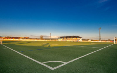 Melide dá un novo paso na modernización e mellora de instalacións deportivas coa substitución do céspede do campo de fútbol