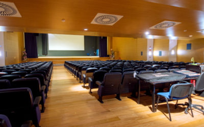 Melide mellorará a iluminación, son e tramoia do auditorio do Centro Sociocultural Mingos de Pita a través dun importante investimento en maquinaria