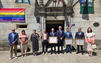 O Concello de Melide outorga as Medallas de Ouro a Juan Carlos Curros Vázquez e ao equipo formado por Xesús Ferreiro e Xavier Anido