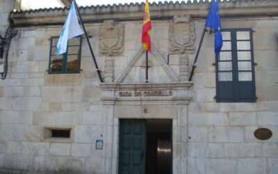 O Concello de Melide outorga as Medallas de Ouro a Juan Carlos Curros Vázquez e ao equipo formado por Xesús Ferreiro e Xavier Anido